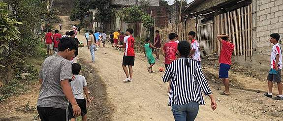 [Translate to English:] Gruppe von Kindern im Armenviertel kommt zum Präventionsprogramm