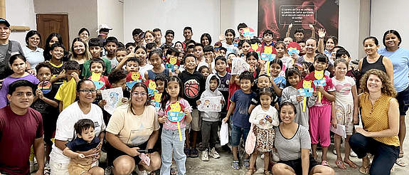 [Translate to English:] große Gruppe von Kindern im Präventionsprogramm